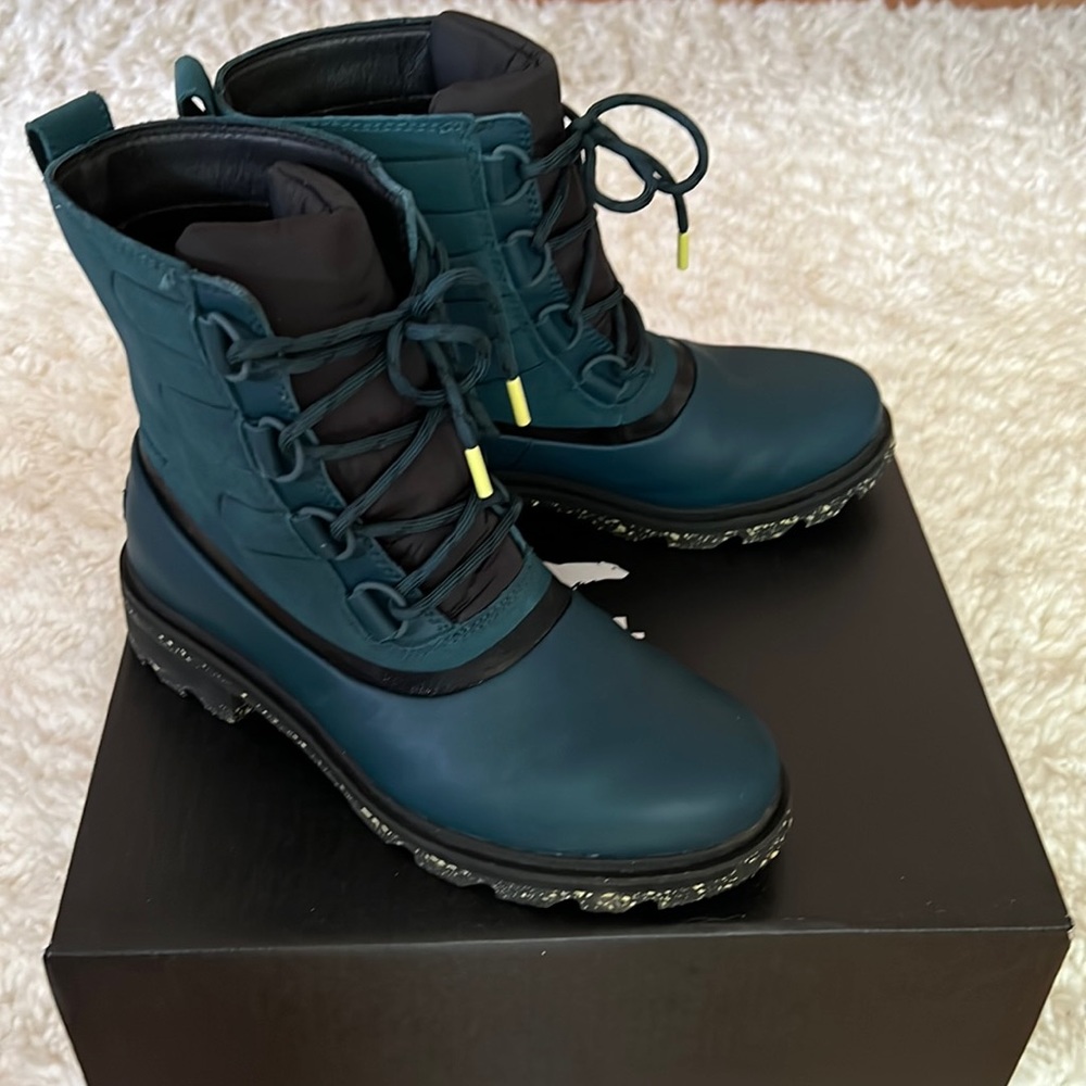 Sorel Lennox Street Lace boots in “Dark Seas” SIZE: 9